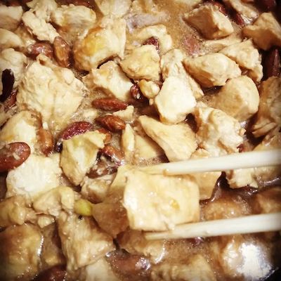 In cucina: pollo alle mandorle e sesamo