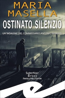 Copertina di OSTINATO SILENZIO: il commissario Mariani, visto di spalle, sta attraversando una passerella fra la strada e un edificio. Siamo a Genova, è sera.