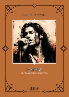 Primo piano di Lothar che canta al microfono. Copertina del romanzo recensito.