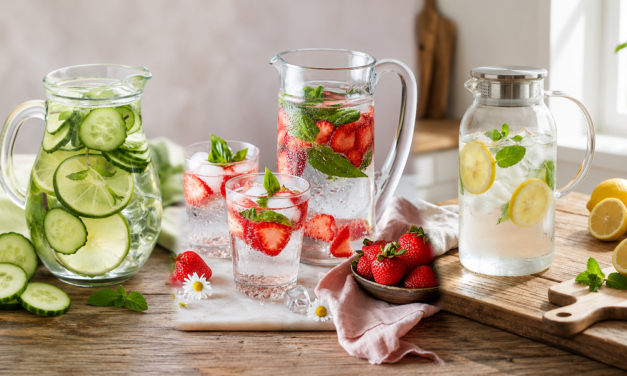 Bere di più, bere meglio: le acque aromatizzate fatte in casa